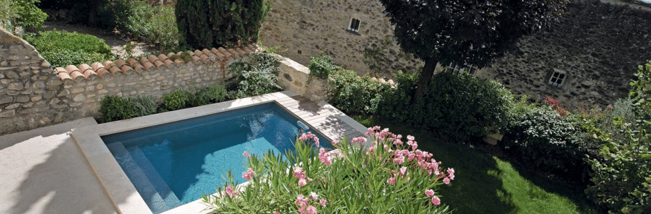 Aménagement extérieur piscine : meuble de jardin et coin détente